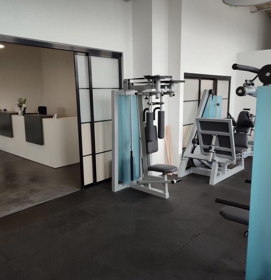 Moderner Trainingsbereich und Empfang von Physio Rieger in Aalen